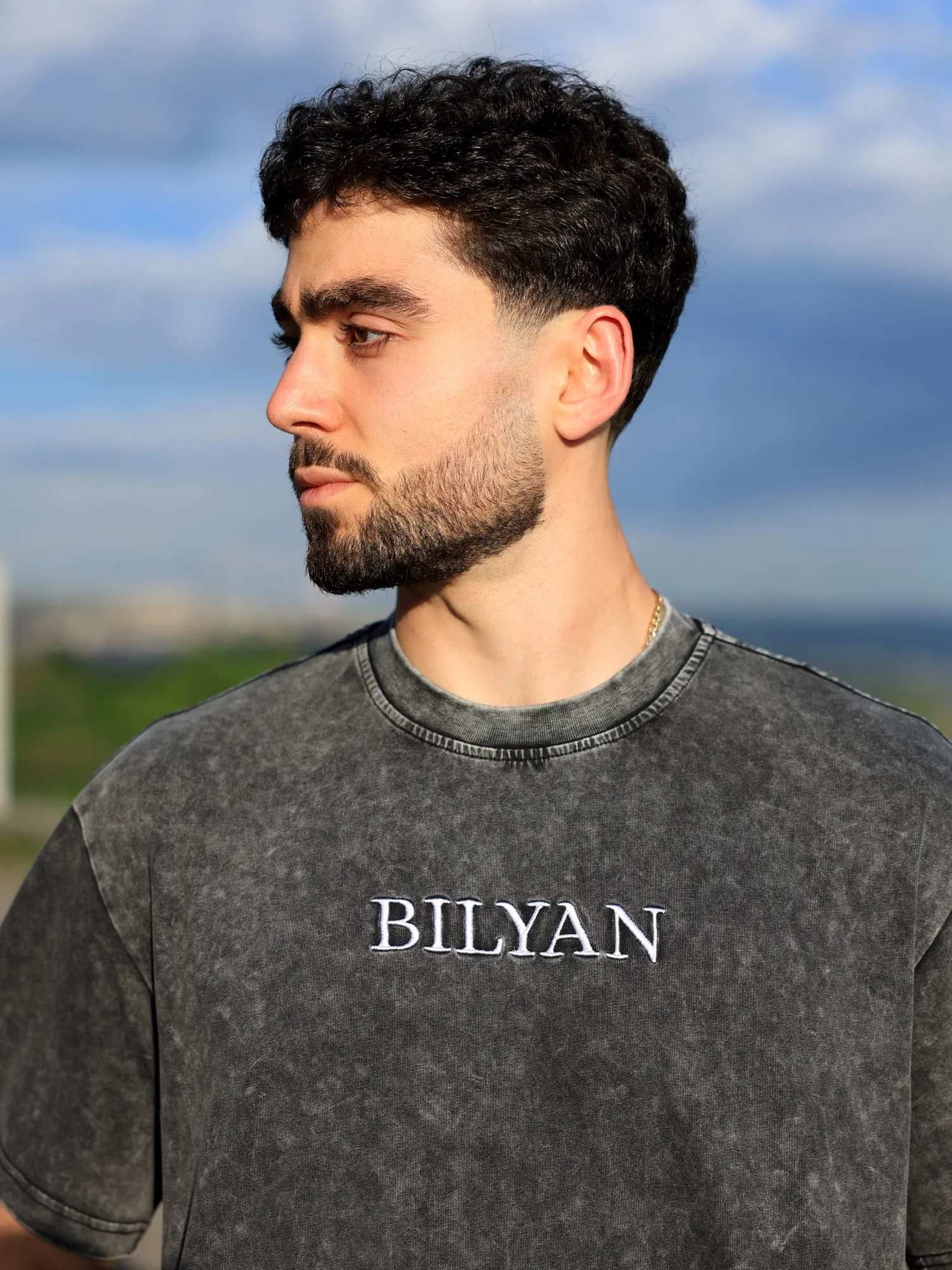 Ասեղնագործ BILYAN տարբերանշանը մոտիկից